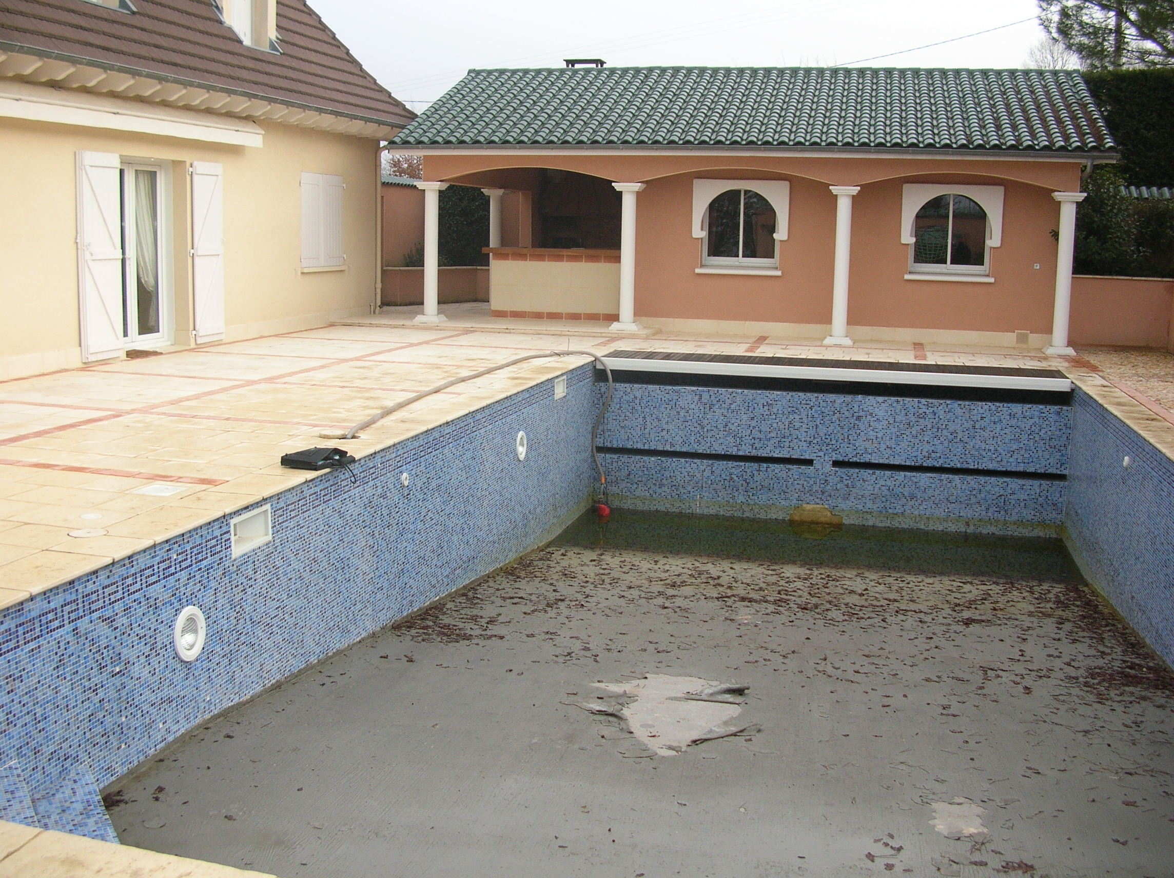 Décollement du film de résine du fond du bassin d'une piscine suite aux passages d’eau parasites