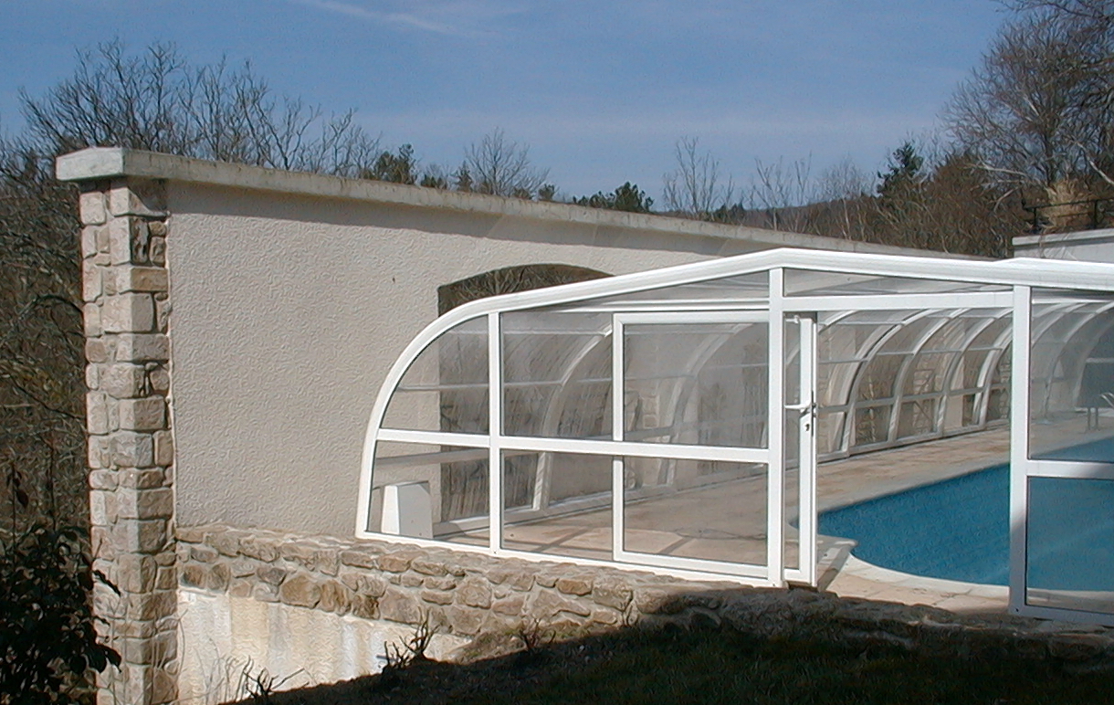 Bassin d'une piscine privative souffrant d'une mauvaise étanchéité