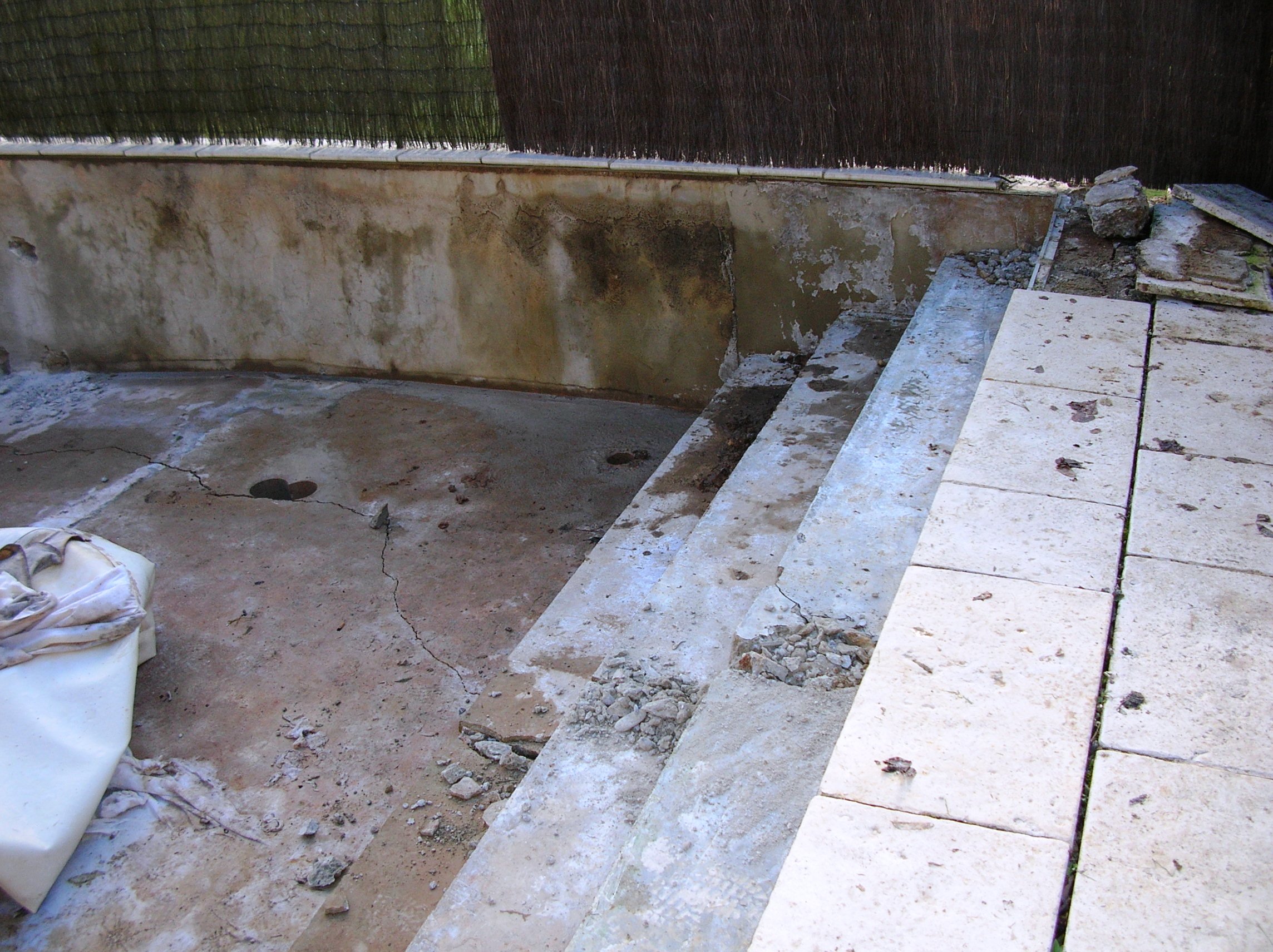Travaux pour réparer la structure de la piscine constituée d'un radier en béton et de parois en blocs de béton