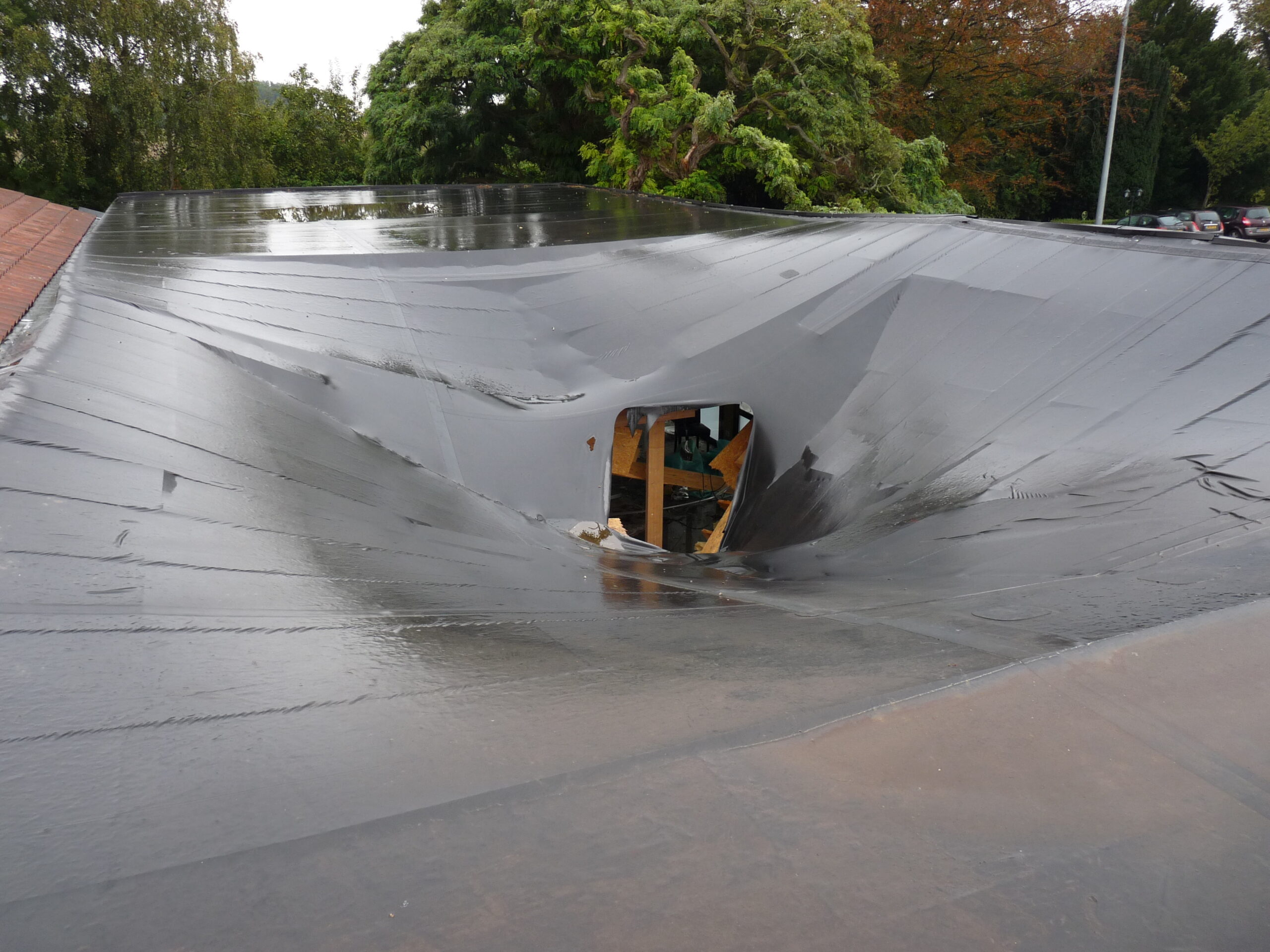 Effondrement d'une toiture sous le poids de la stagnation de l'eau de pluie.